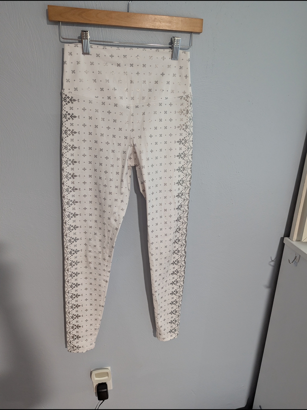 Glyder White Leggings with Gray Geometric Print